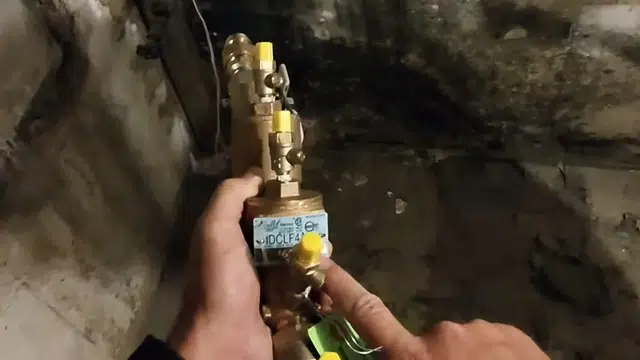 Backflow prevention assembly with valves and pressure gauge connections for Plumbing Tips and Guides